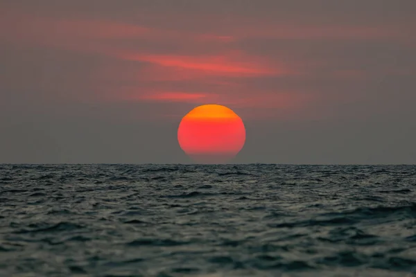 Soleil Tombe Dans Mer Fond Soleil Excentrique Parce Que Réfraction — Photo