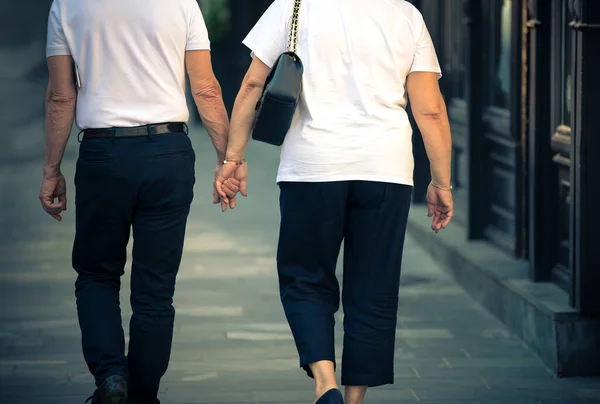 Una Donna Anziana Uomo Passeggiano Città Estate Tengono Mano Coppia — Foto Stock