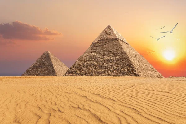 Piramida Chephren Piramida Cheops Piękny Zachód Słońca Widok Giza Egipt — Zdjęcie stockowe