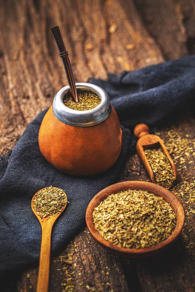 Yerba Mate Calabaza Con Bombilla Hierba Seca Cuenco Madera Sobre — Foto de Stock