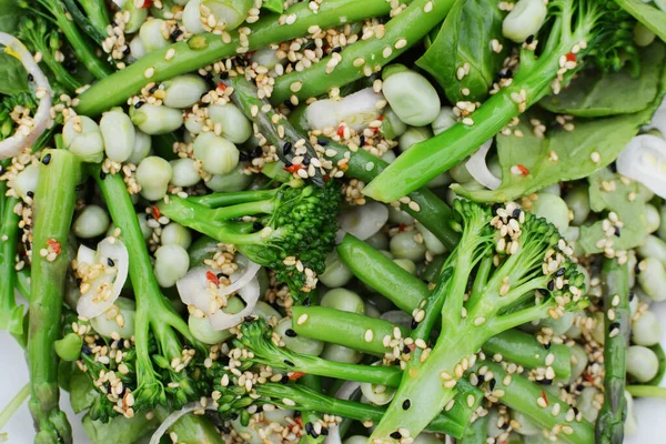 Ensalada Primavera Tallos Broccolini Verde Fresco Habas Judías Verdes Espolvoreado — Foto de Stock