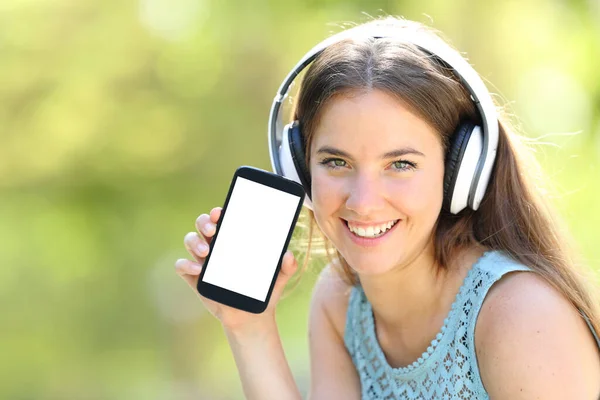 Girl Headphones Showing Blank Smart Phone Screen Park Green Background — Stock Photo, Image