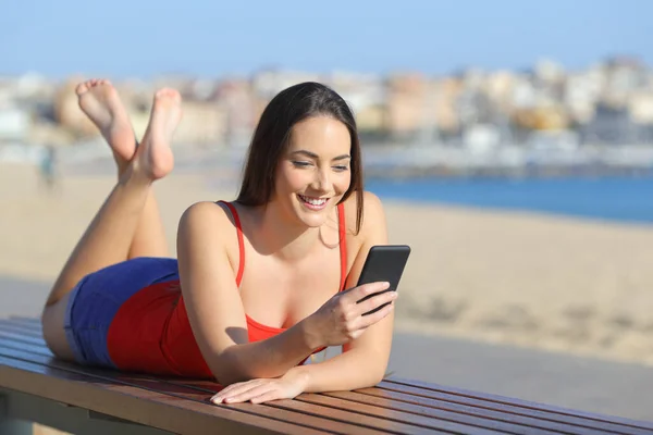 Retrato Corpo Inteiro Adolescente Feliz Vermelho Usando Telefone Inteligente Deitado — Fotografia de Stock