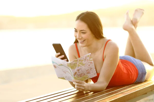 Retrato Cuerpo Completo Turista Feliz Revisando Teléfono Inteligente Guía Papel — Foto de Stock