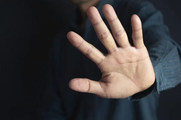 Muestra Mano Con Gesto Stop Sobre Fondo Negro Hombre Mostrando — Foto de Stock