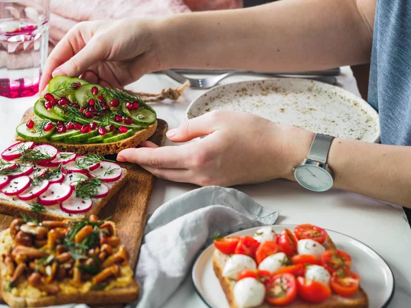 Frauenhände Auf Dem Esstisch Junge Frau Essen Vegetarischen Toast Vegane — Stockfoto