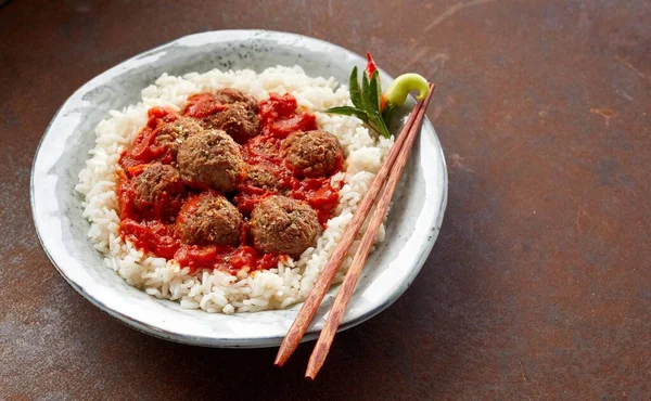 Blick Über Die Einzelne Schüssel Mit Gebratenem Weißen Reis Mit — Stockfoto