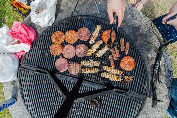 野餐时烧烤时可口的美味烤汉堡和鸡肉的顶视图 — 图库照片