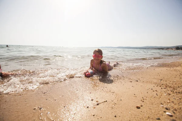 모래사장에서 수영용 고글을 귀여운 소녀의 — 스톡 사진