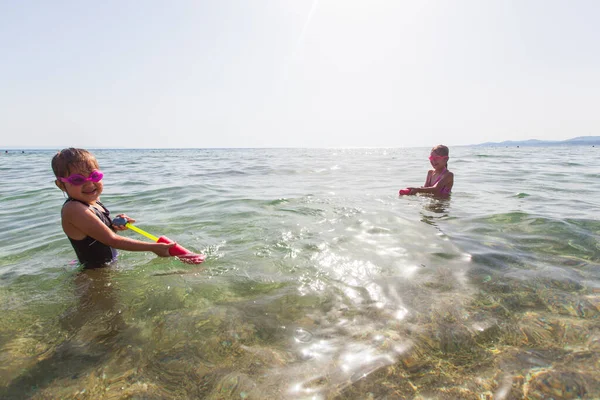 Χαρούμενα Παιδιά Διασκέδαση Στο Θαλάσσιο Νερό Στις Καλοκαιρινές Διακοπές Κοριτσάκια — Φωτογραφία Αρχείου