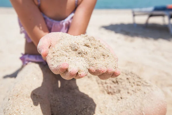 Fechar Mãos Menina Segurando Areia Praia — Fotografia de Stock