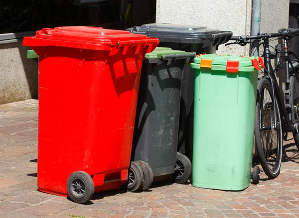 Una Fila Bidoni Della Spazzatura Diversi — Foto Stock