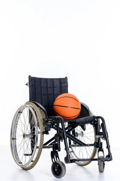 Handicapé Fauteuil Roulant Avec Une Chaise Blanche — Photo