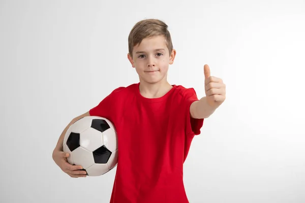 Мальчик Красной Рубашке Футбольным Мячом Большим Пальцем Вверх Белом Фоне — стоковое фото