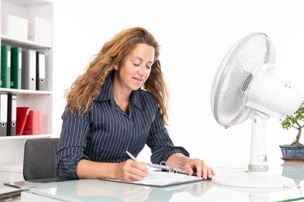 Mujer Negocios Con Ventilador Escritorio Oficina Verano Caliente — Foto de Stock