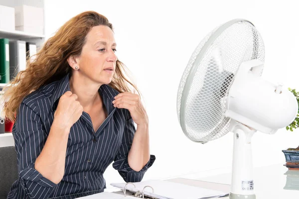 Mujer Negocios Con Ventilador Escritorio Oficina Verano Caliente — Foto de Stock