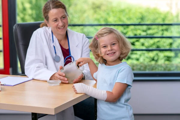 Female Pediatrician White Lab Coat Has Candys Little Girl — Stock Photo, Image