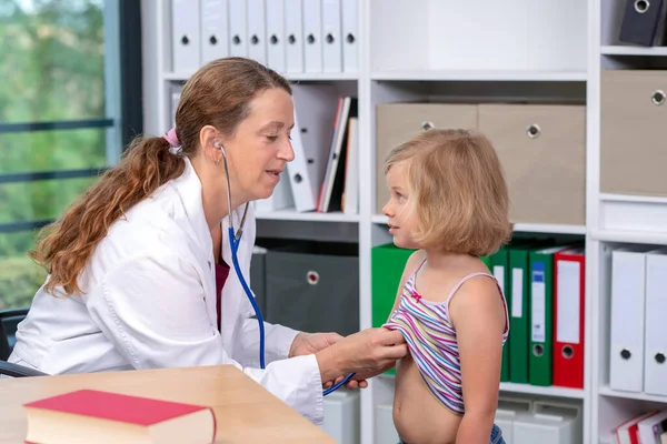 Vrouwelijke Kinderarts Wit Lab Jas Onderzocht Klein Meisje — Stockfoto