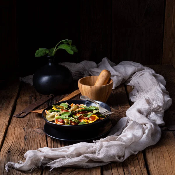 Pastasalade Met Groene Asperges Olijven Parmaham — Stockfoto