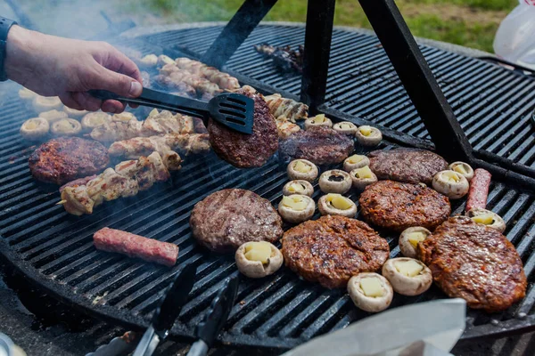 Preparare Carne Alla Griglia Barbecue Picnic Festa Barbecue All Aperto — Foto Stock