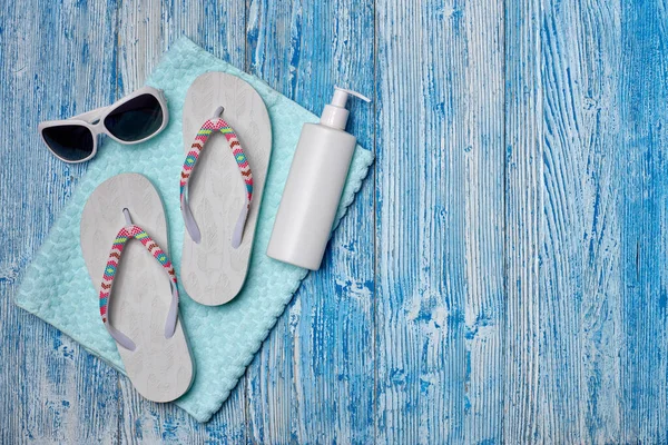 Plážové Doplňky Bílé Flip Flopy Sluneční Brýle Opalovací Krém Modrém — Stock fotografie