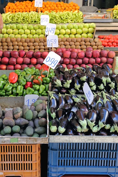 農家市場の屋台できれいに積み重ねられた果物や野菜 — ストック写真
