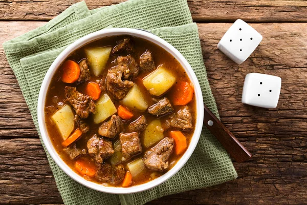 Guisado Carne Caseira Fresca Com Cenoura Batatas Servidas Tigela Fotografado — Fotografia de Stock