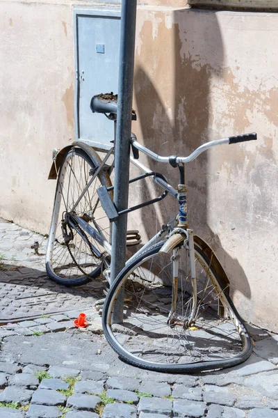 Régi Kerékpár Városban — Stock Fotó