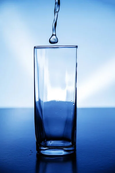 Vidrio Transparente Que Vierte Agua Con Hielo — Foto de Stock