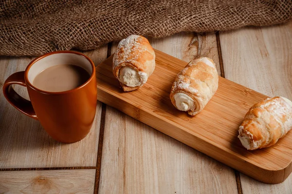 Rollos Hojaldre Con Crema Soporte Madera Estilo Rústico — Foto de Stock