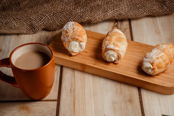 Broodjes Bladerdeeg Met Room Een Houten Statief Rustieke Stijl — Stockfoto