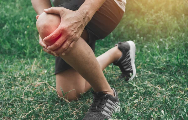 Bir Adam Kötü Bir Bacağına Tutunur Bacağındaki Ağrı Sağlık Ağrılı — Stok fotoğraf