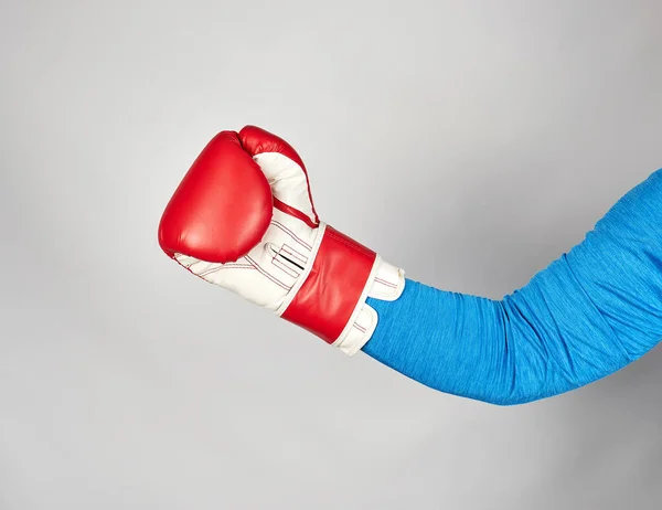 Χέρι Του Ανθρώπου Φοράει Ένα Κόκκινο Δερμάτινο Γάντι Πυγμαχίας Γκρι — Φωτογραφία Αρχείου