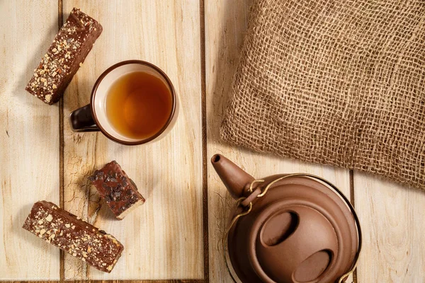 Schokoladenwaffeln Und Tee Auf Holzuntergrund Der Blick Von Oben — Stockfoto