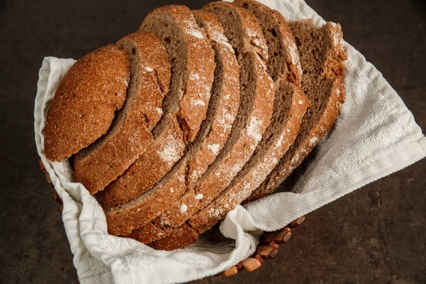 Pane Appena Sfornato Con Semi Sesamo Fondo Scuro — Foto Stock