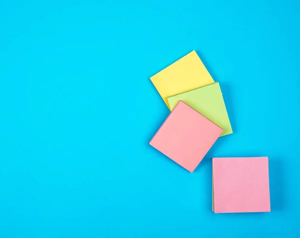 Pegatinas Cuadradas Papel Vacías Multicolores Sobre Fondo Azul Espacio Copia —  Fotos de Stock