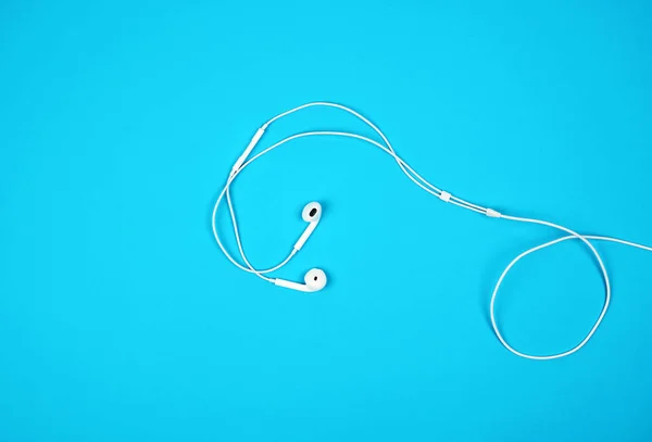 Weiße Kopfhörer Mit Kabel Auf Blauem Hintergrund Kopierraum — Stockfoto