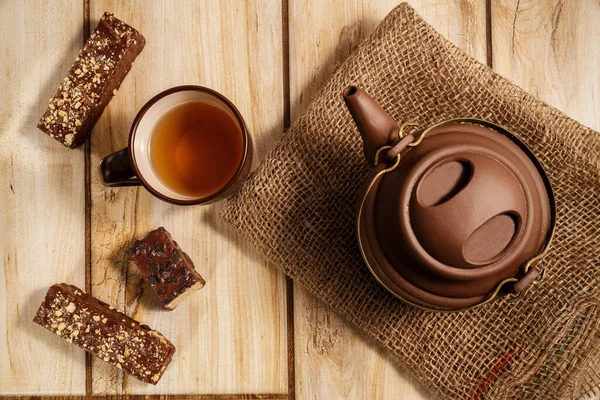 Schokoladenwaffeln Und Tee Auf Holzuntergrund Der Blick Von Oben — Stockfoto
