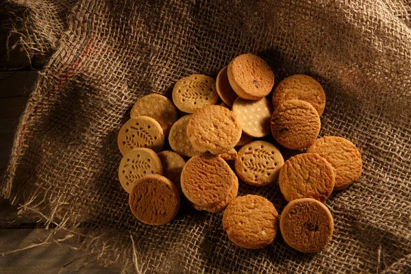 Koekjes Met Chocolade Chips Een Houten Achtergrond — Stockfoto