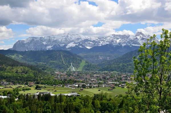 Blick Von Ruine Werdenfels Auf Alpen Und Garmisch Partenkirchen — 图库照片