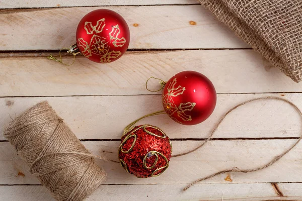 Weihnachtsspielzeug Auf Hellem Holzhintergrund Mit Einer Leinwand Und Einem Knäuel — Stockfoto