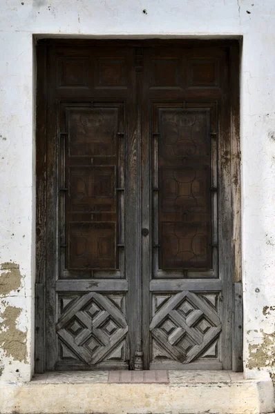 Staré Dřevěné Dveře Oknem — Stock fotografie