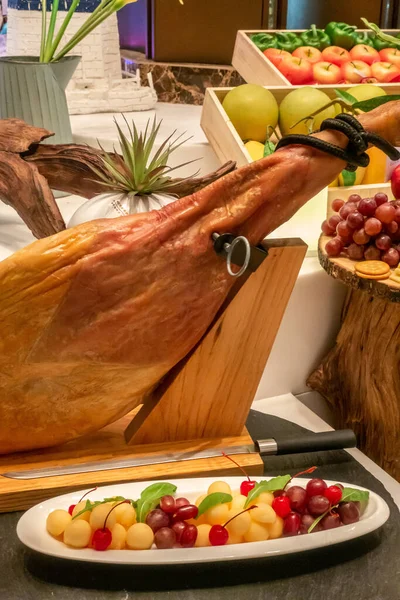 Parma Ham Perna Corte Frio Com Variedade Frutas — Fotografia de Stock