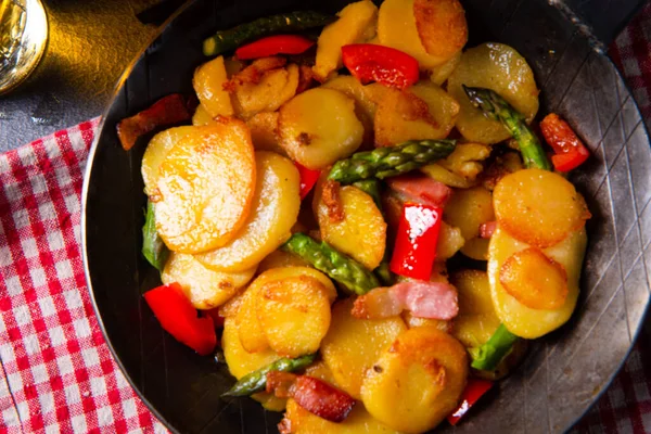 Stekt Potatis Med Rökt Bacon Grön Sparris Och Paprika — Stockfoto