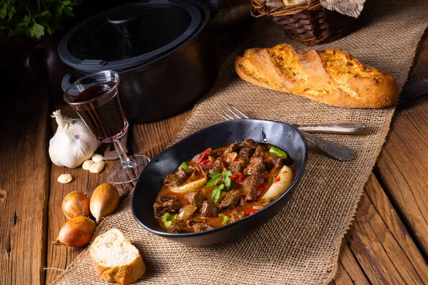 Classico Gulasch Manzo Con Peperoni Cipolle — Foto Stock