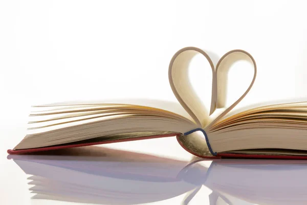 Libro Con Corazón Páginas Libros Significa Historias Emocionantes Disfrute Lectura —  Fotos de Stock