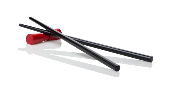 Kırmızı Üzerine Siyah Ahşap Çubuklar Beyaz Üzerine Izole Edilmiş — Stok fotoğraf
