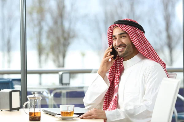 Felice Arabo Uomo Parlando Smart Phone Seduto Una Caffetteria — Foto Stock