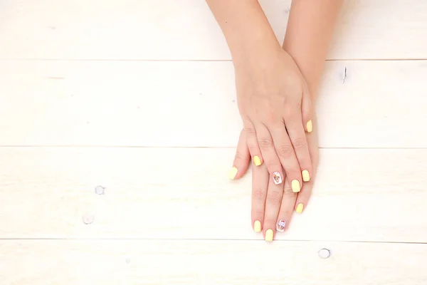 Mãos Mulher Com Uma Bela Manicure Com Desenhos Bolos Cerejas — Fotografia de Stock