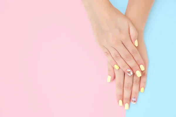 Mãos Mulher Com Uma Bela Manicure Com Desenhos Bolos Cerejas — Fotografia de Stock